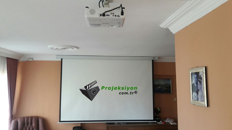 hd kalite ev sinema projeksiyon cihazı ve perdesi ev sinema projeksiyon cihazı perdesi resmi