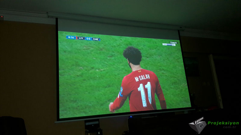 hd kalite ev sinema projeksiyon cihazı ve perdesi ev sinema projeksiyonu perdesi görsel