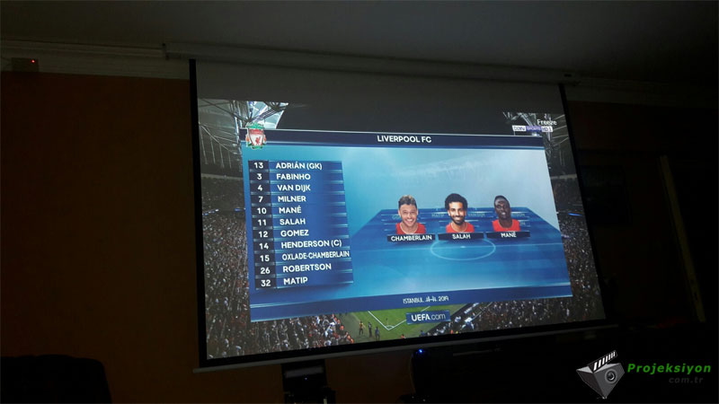 hd kalite ev sinema projeksiyon cihazı ve perdesi ev sinema projektör sistemi resimi