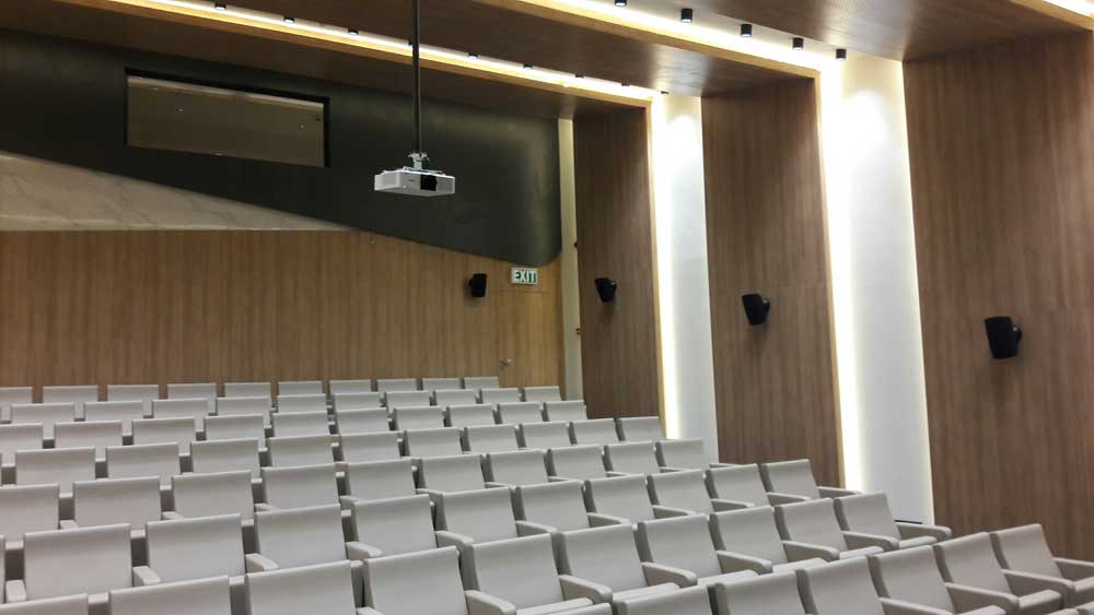 akcoat konferans salonu projeksiyon cihazı ve ses sistemi kurulumu
