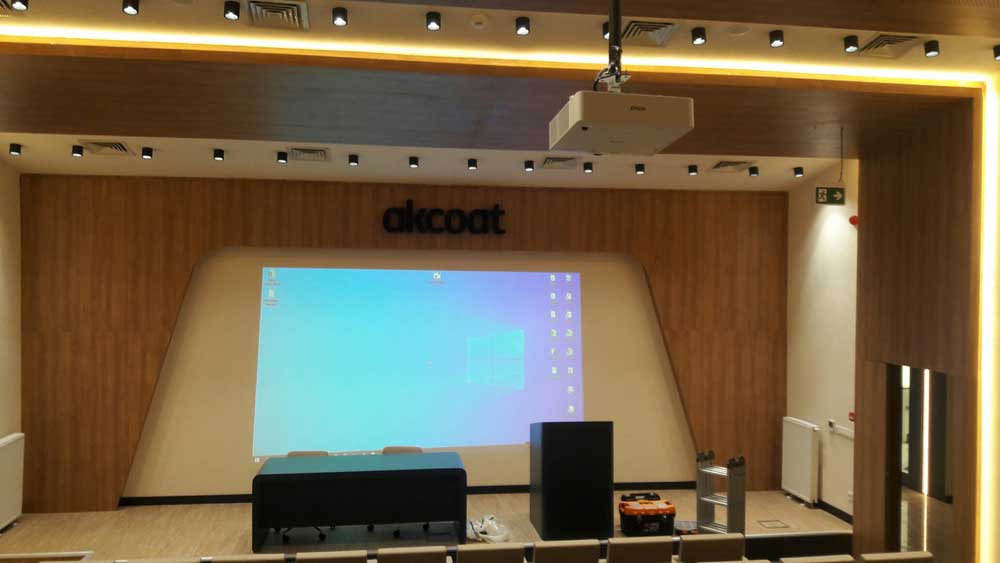 akcoat konferans salonu projeksiyon sistemi ve ses sistemi kurulumu
